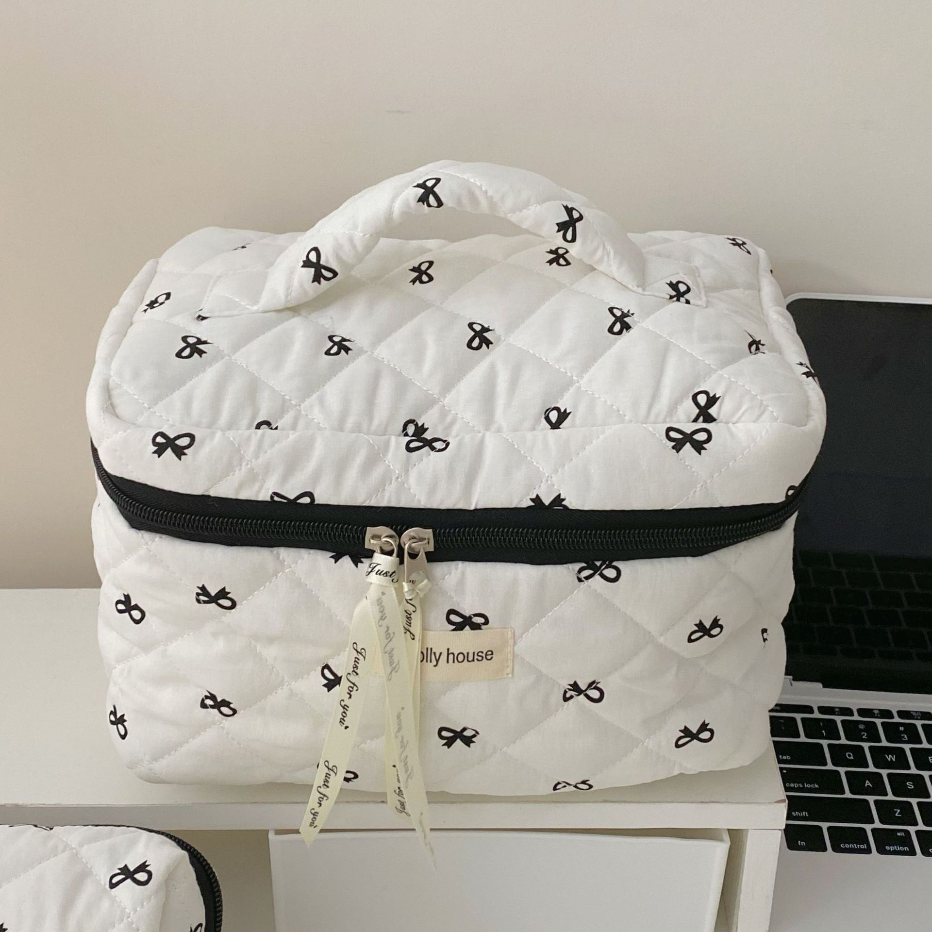 The 2024 new hand-held cosmetic bag for women, with a simple and elegant look, is a portable large-capacity storage bag for toiletries and skin care products Item Picture