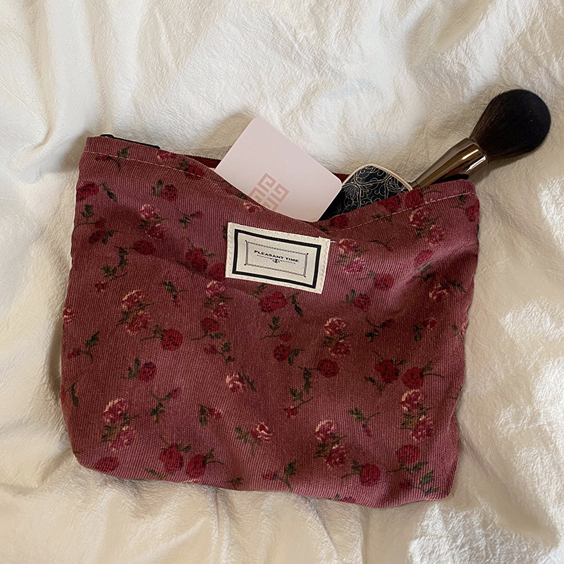 19302 Corduroy retro leopard print makeup bag, lipstick, loose change, hand in hand, carry bag, portable toiletry and storage bag for women Application Scenario