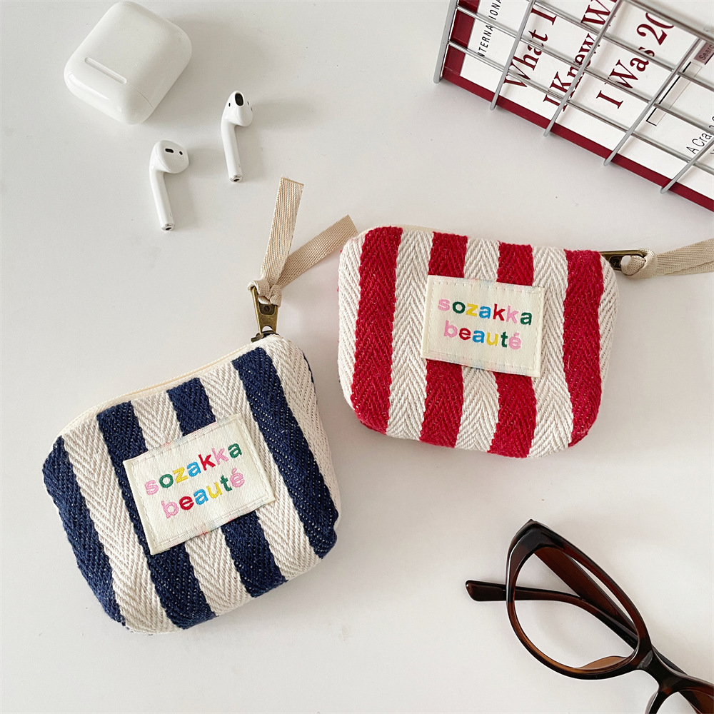 311202 Vertical stripe color-blocking makeup bag, lipstick cushion storage bag, Portable mini lipstick bag, small coin purse Application Scenario