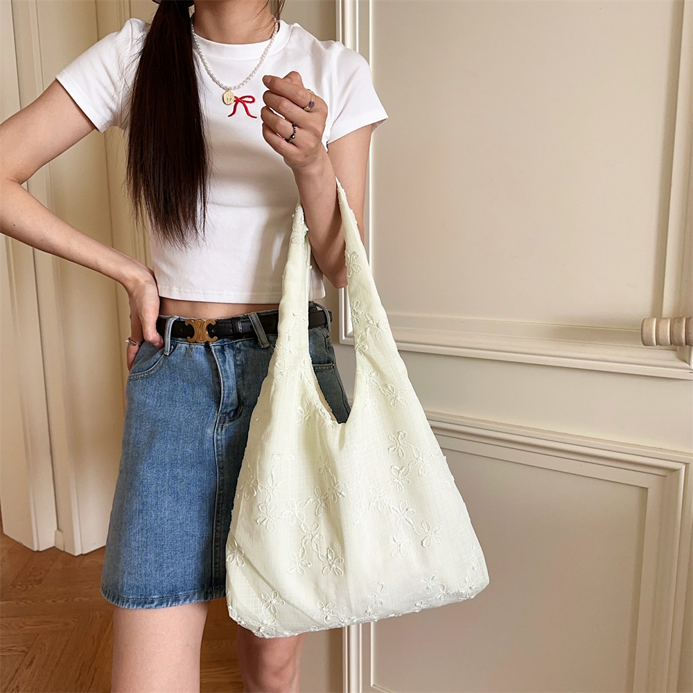 4664 fresh and light chiffon small flower single-shoulder backpack shopping bag, ins large capacity casual and laid-back canvas bag Application Scenario