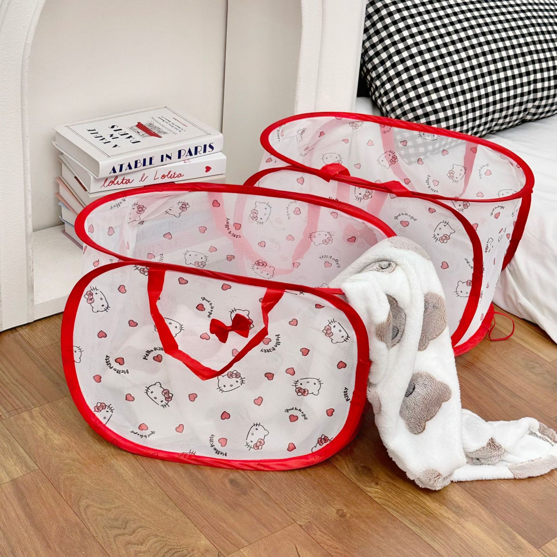 The cute cat-shaped foldable laundry basket is a new home storage wonder for women that doesn't take up much space. It's a laundry basket for dirty clothes full figure