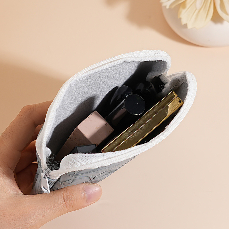 A portable small bag for Japanese students to store menstrual sanitary napkins, menstrual pads and sanitary napkins details Picture