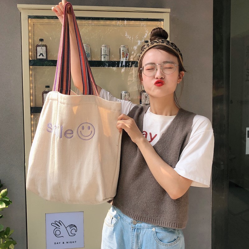 910282 Korean INS-style fabric embroidered smiling face large-capacity student single-shoulder girls' bag manufacturer, simple and fashionable for women full figure
