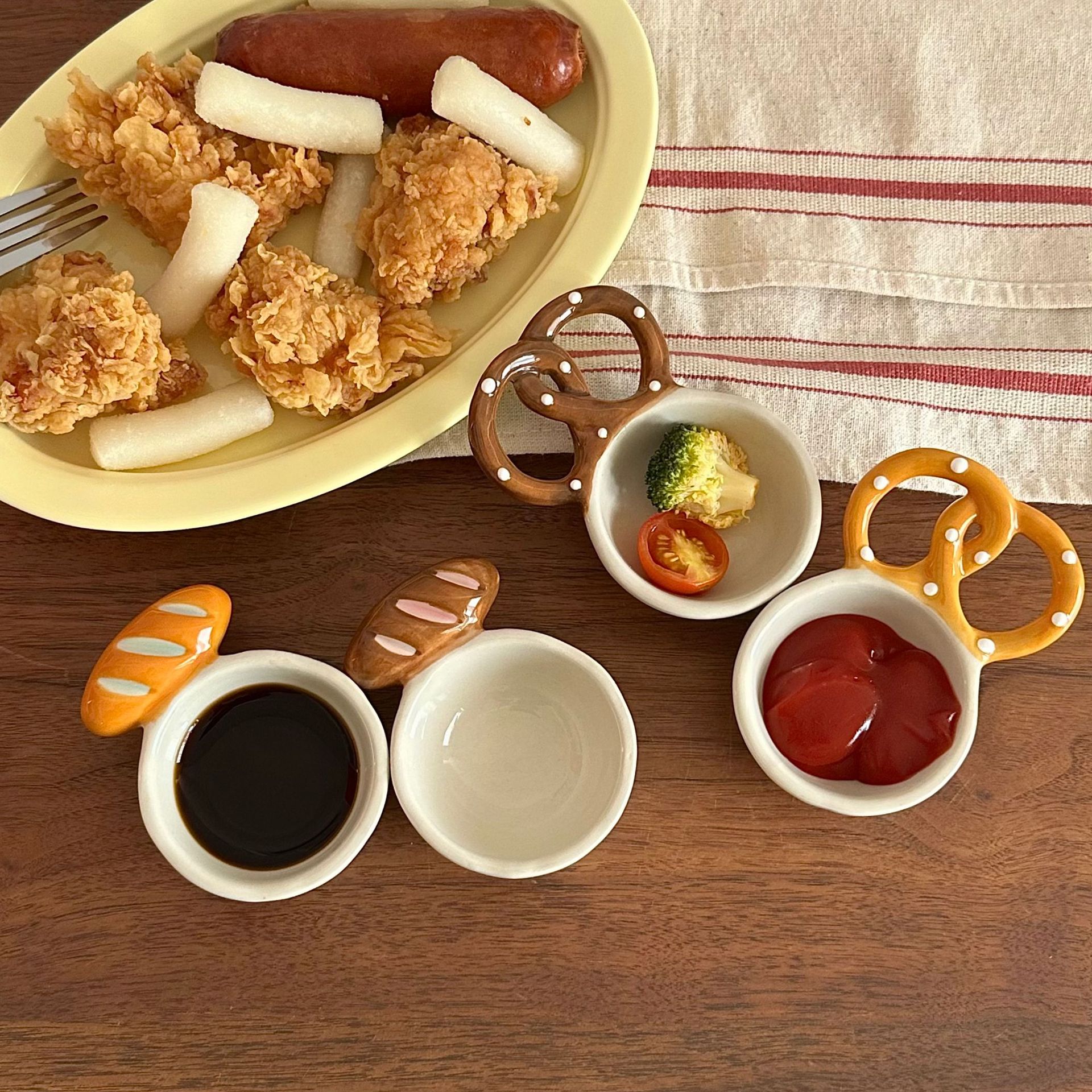 High-appearance-level creative bread dipping sauce plate, three-dimensional handle household ceramic seasoning plate, Chinese and Western cuisine dipping sauce, side dish sauce plate details Picture