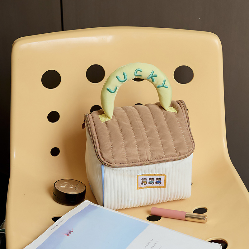 Cute little house Makeup bag for women, large capacity 2025 new portable travel toiletries hand-held compartments storage bag Application Scenario