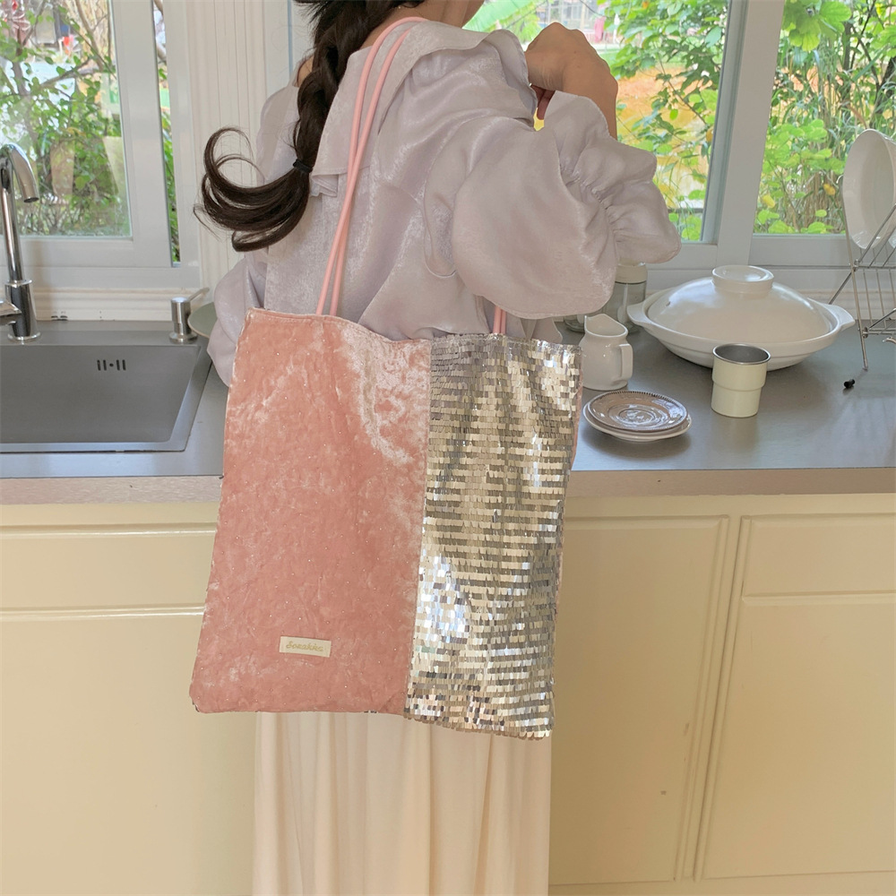53131 New trendy sparkling pink with silver sequins, small and large capacity commuting single-shoulder canvas handbag Application Scenario