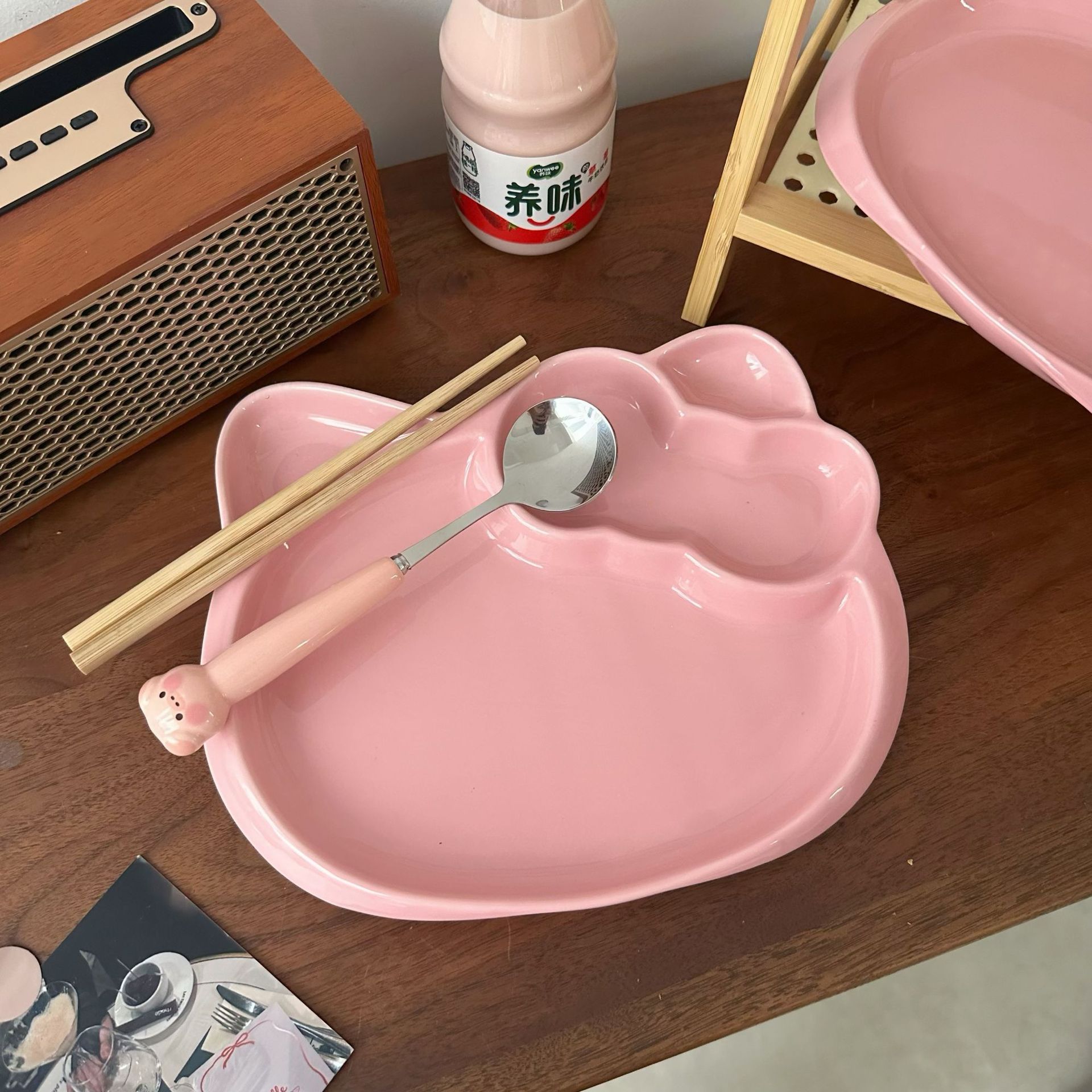 Cute cartoon cat ceramic creative compartments tableware, high appearance level, breakfast fruit salad pose, irregular plates Application Scenario
