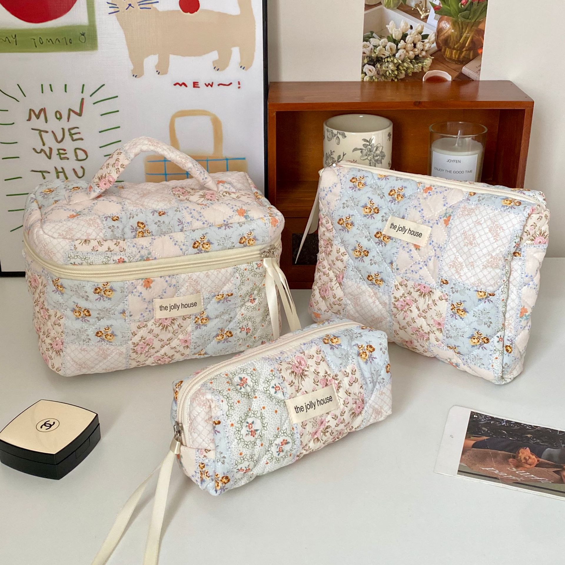 Patchwork floral hand-held makeup bag for women, large-capacity portable for going out, skin care and cosmetics storage bag, hand-held bag full figure