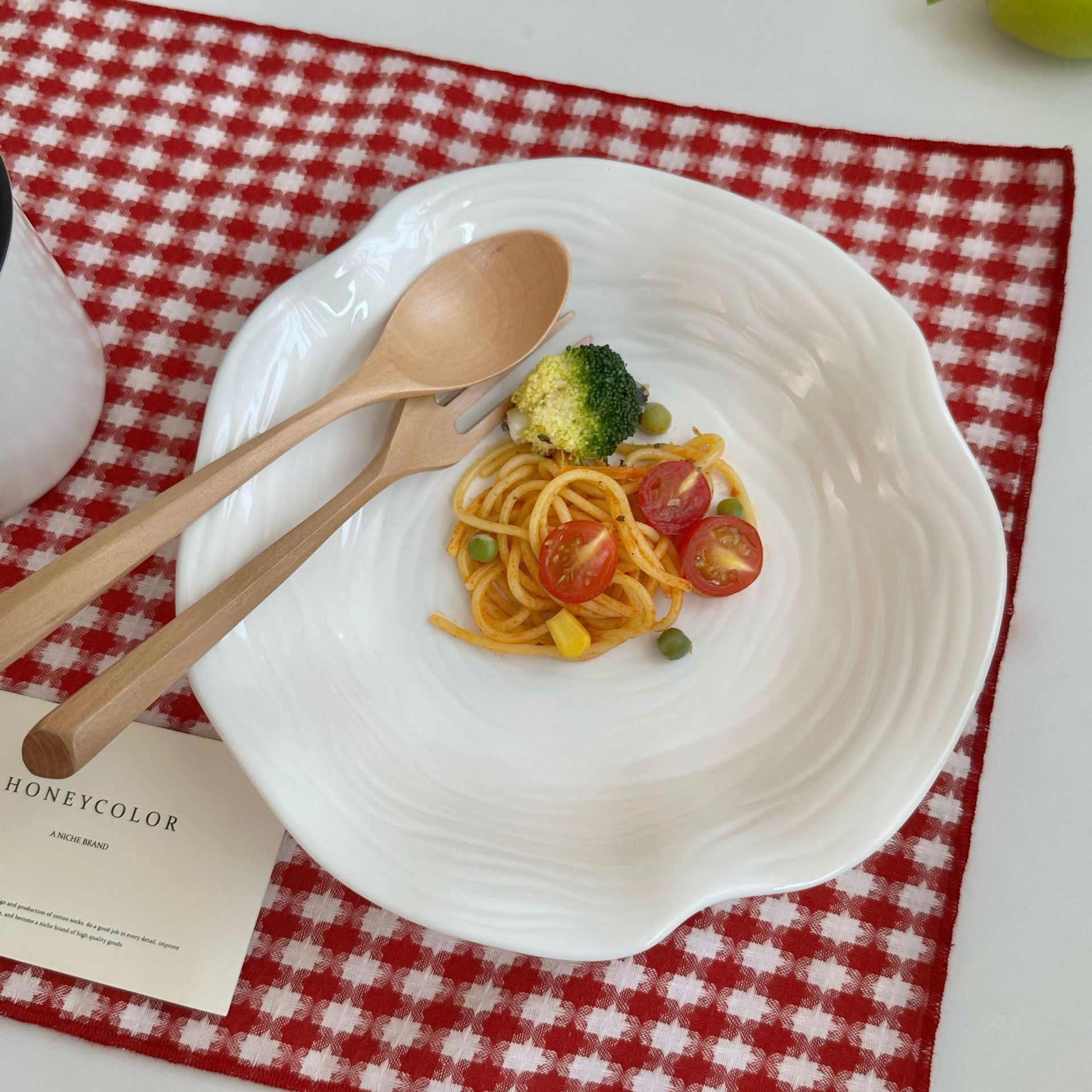 Nordic-style ruffled edge soup plates, hotel irregular ceramic tableware, high appearance level, fruit salad plates, Western pasta plates details Picture