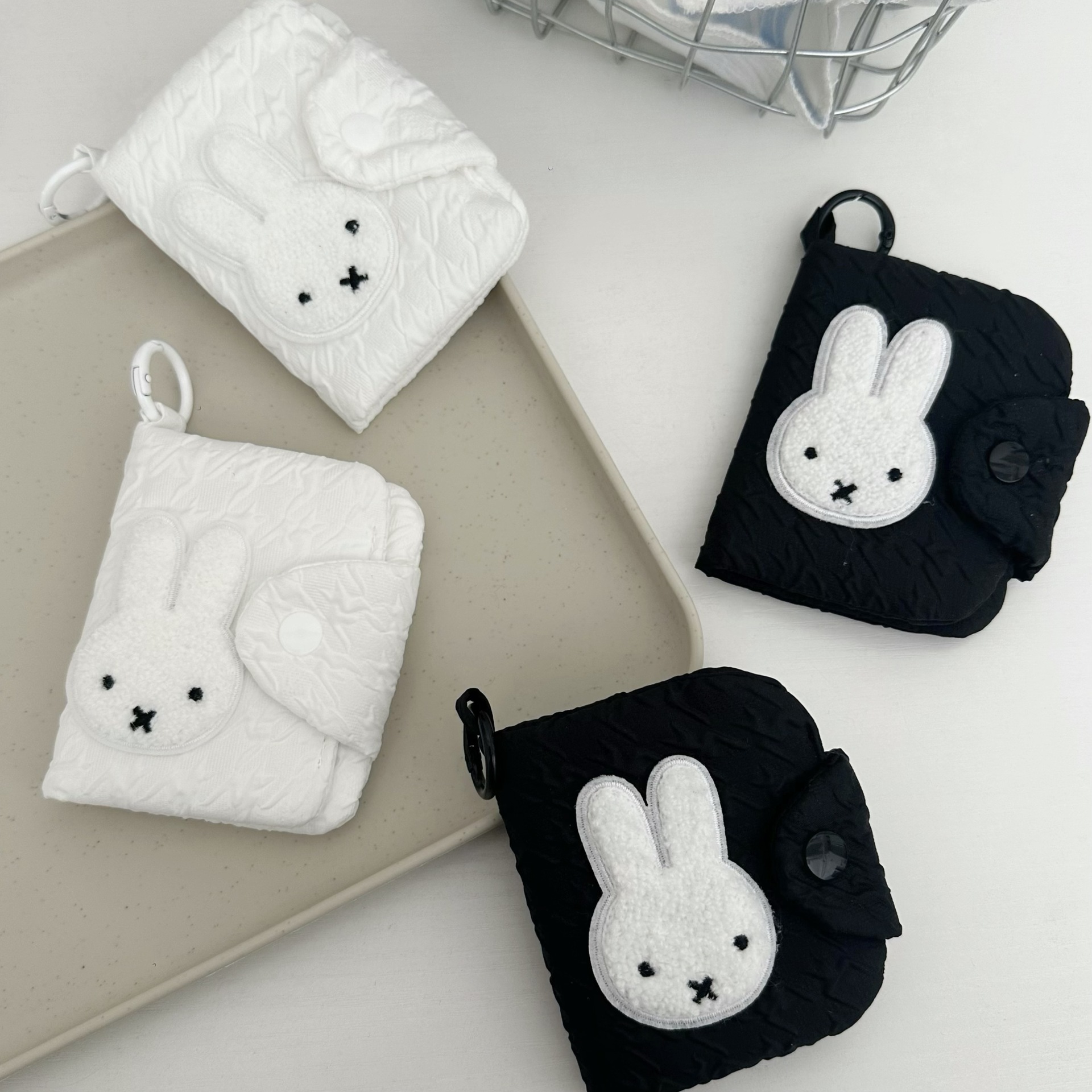 Cute little rabbit pleated coin purse for women, ins simple earphone case, retro storage, coins, ID card, multi-layer card case Specification drawing