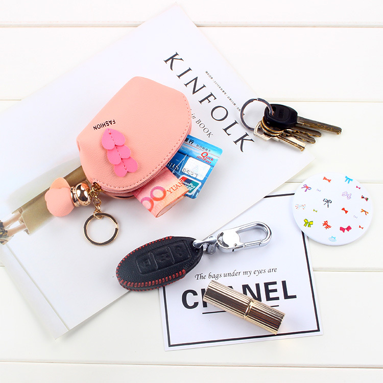 A Korean Instagram minimalist, mini and cute lady is holding a coin, multi-functional card case, pendant and coin purse Application Scenario