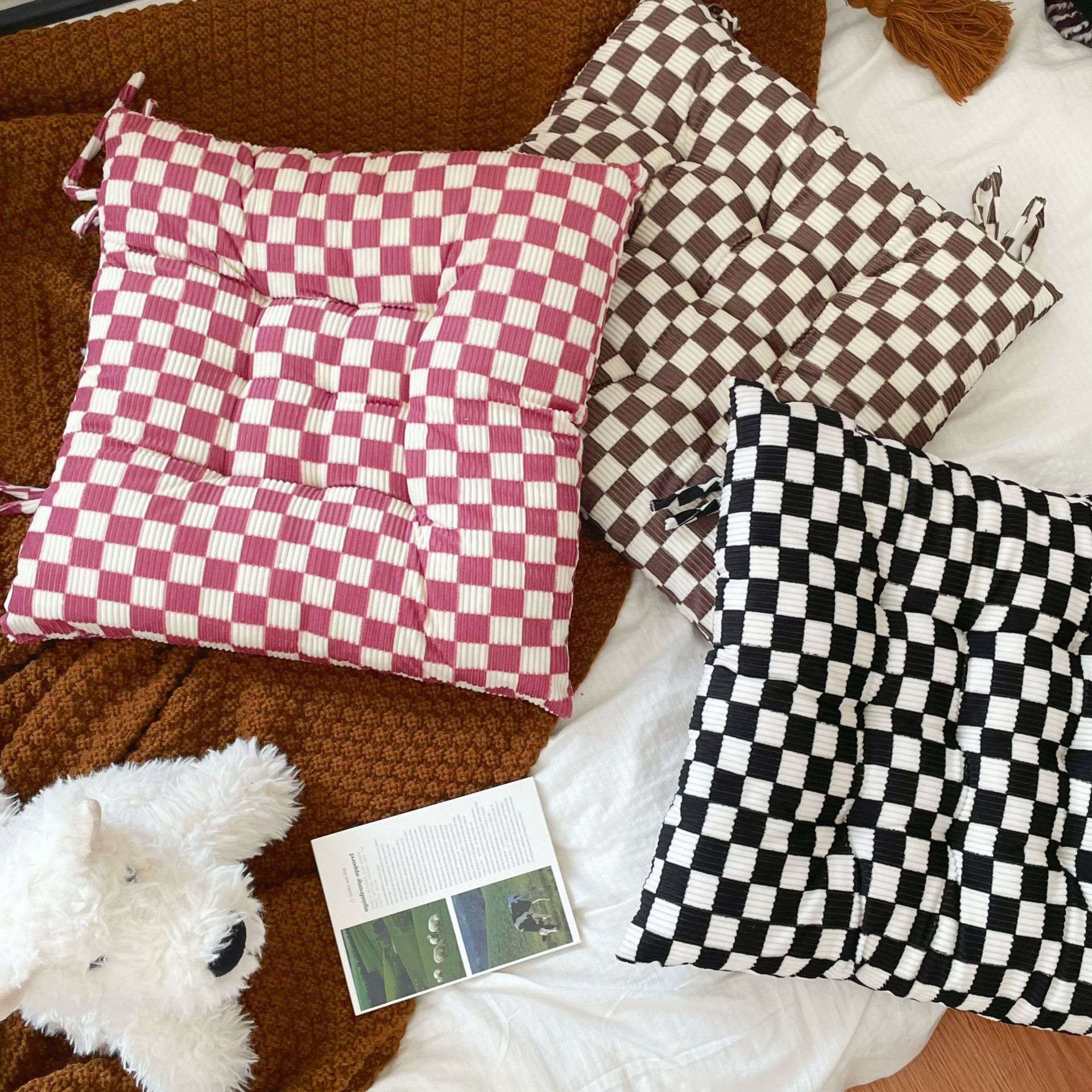 The checkerboard corduroy seat cushion is a must-have for office prolonged sitting, thickened dormitory dining chair seat cushion, and student chair bottom cushion details Picture