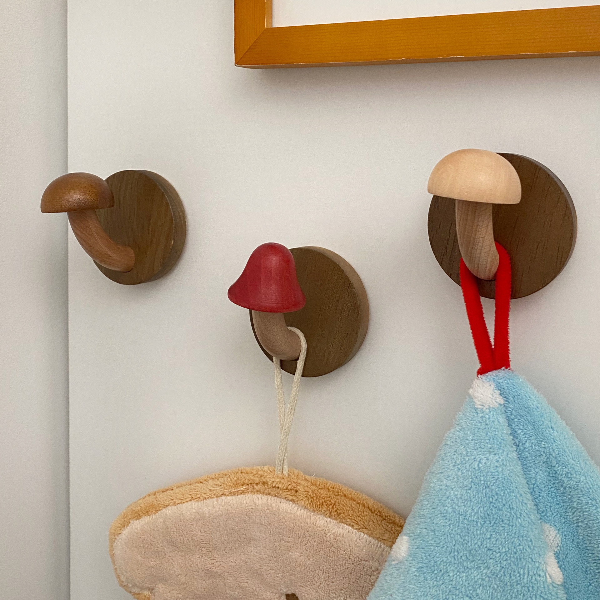 Cute mushroom solid wood hooks, creative high appearance level, wall-mounted door without drilling, coat hooks, hat hooks, mysterious and sticky hooks Specification drawing