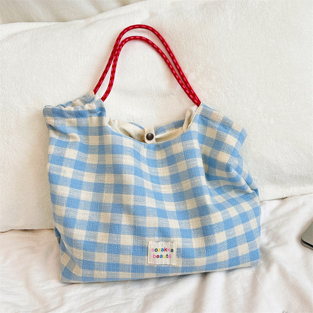 46201 ins Casual and Versatile checkered drawstring shoulder bag, large capacity tote bag, cream checkered commuter bag Application Scenario