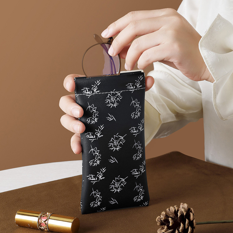 New eyewear storage bag, portable sunglasses bag, self-closing eyewear case, retro Chinese style printed eyewear box Application Scenario