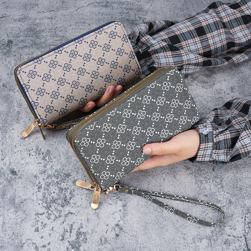 2024 Retro, fashionable and simple ladies' wallet, large capacity card case, multi-functional clutch, double zipper wallet Application Scenario