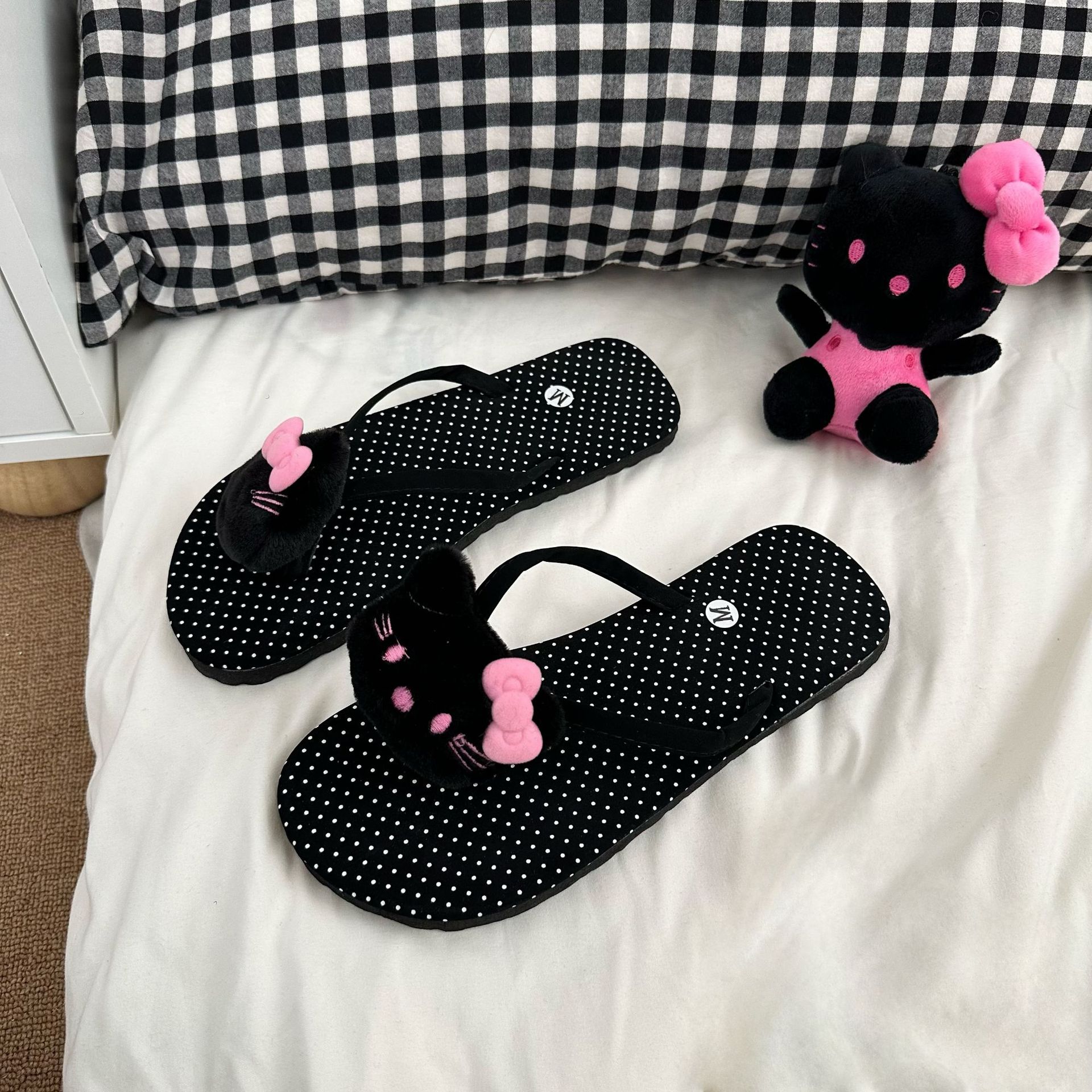 Cartoon herd-shaped slippers for women, soft soles, versatile, height-increasing polka dot thick-soled slippers, beach slippers details Picture