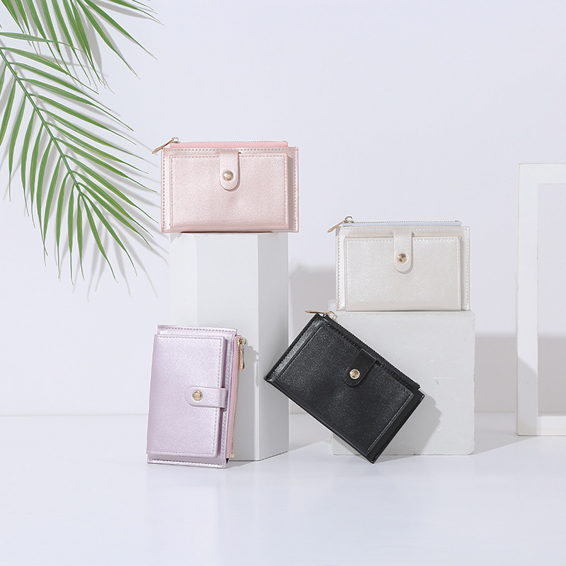 The new 2021 women's wallet is a short wallet with a cute and simple pearlescent design. It is a student coin purse with a niche design for women full figure