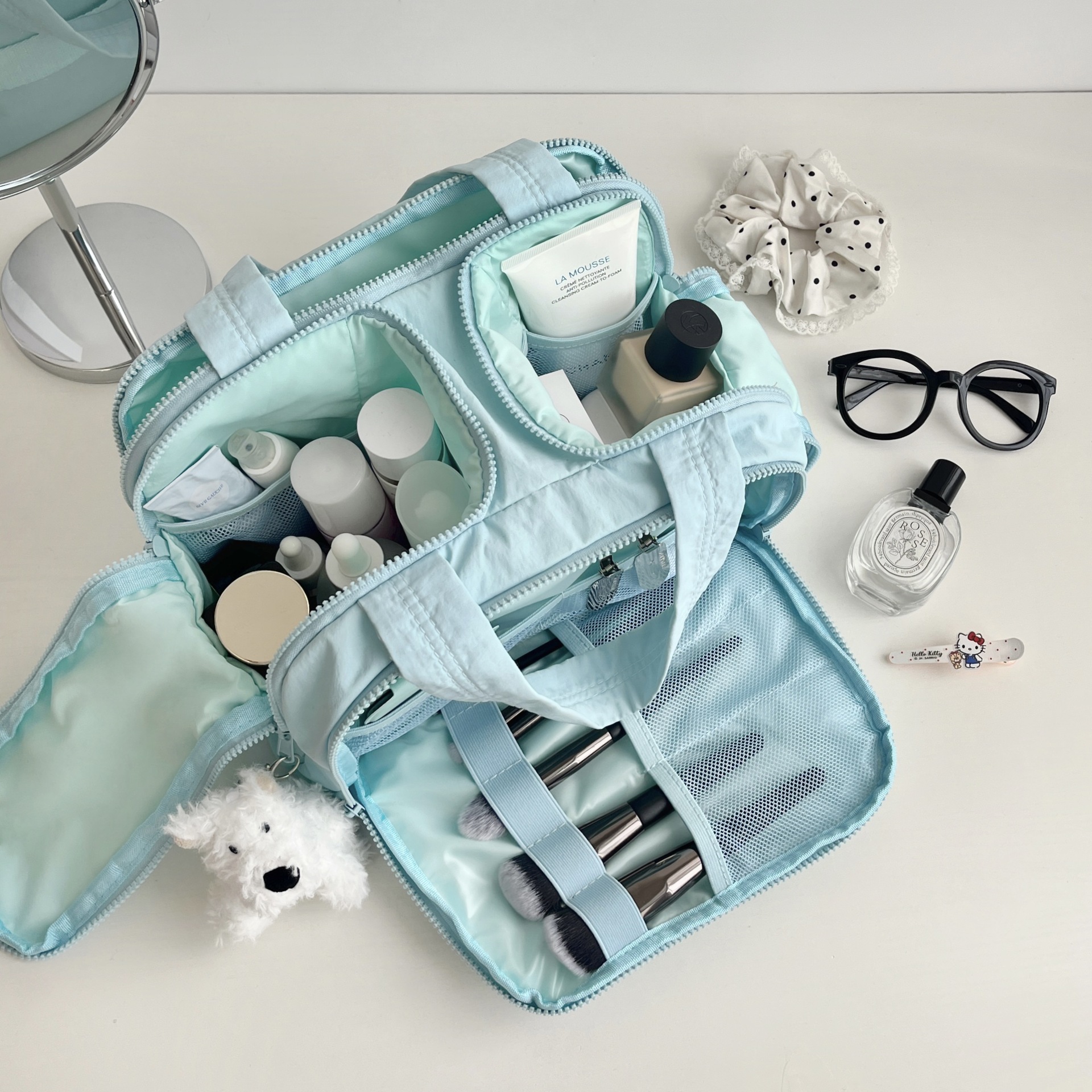 A fresh and clean blue large-capacity storage bag, a large-capacity double-opening toiletry bag for women, and a high-end travel portable makeup bag details Picture