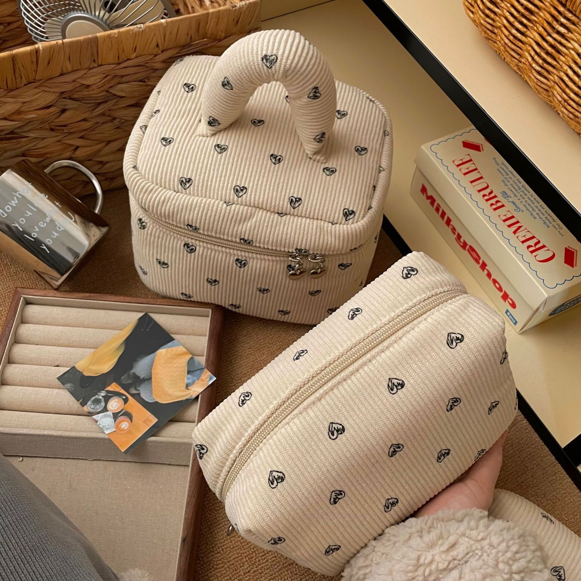 Corduroy heart-shaped makeup bag for women, large-capacity, high-end portable hand-held makeup bag, cosmetics storage bag details Picture