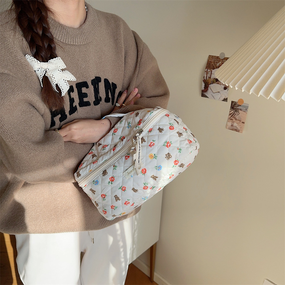 311103 Cute Cartoon Bear Makeup Bag for Women, portable large-capacity cosmetics storage, travel hand-held toiletry bag details Picture