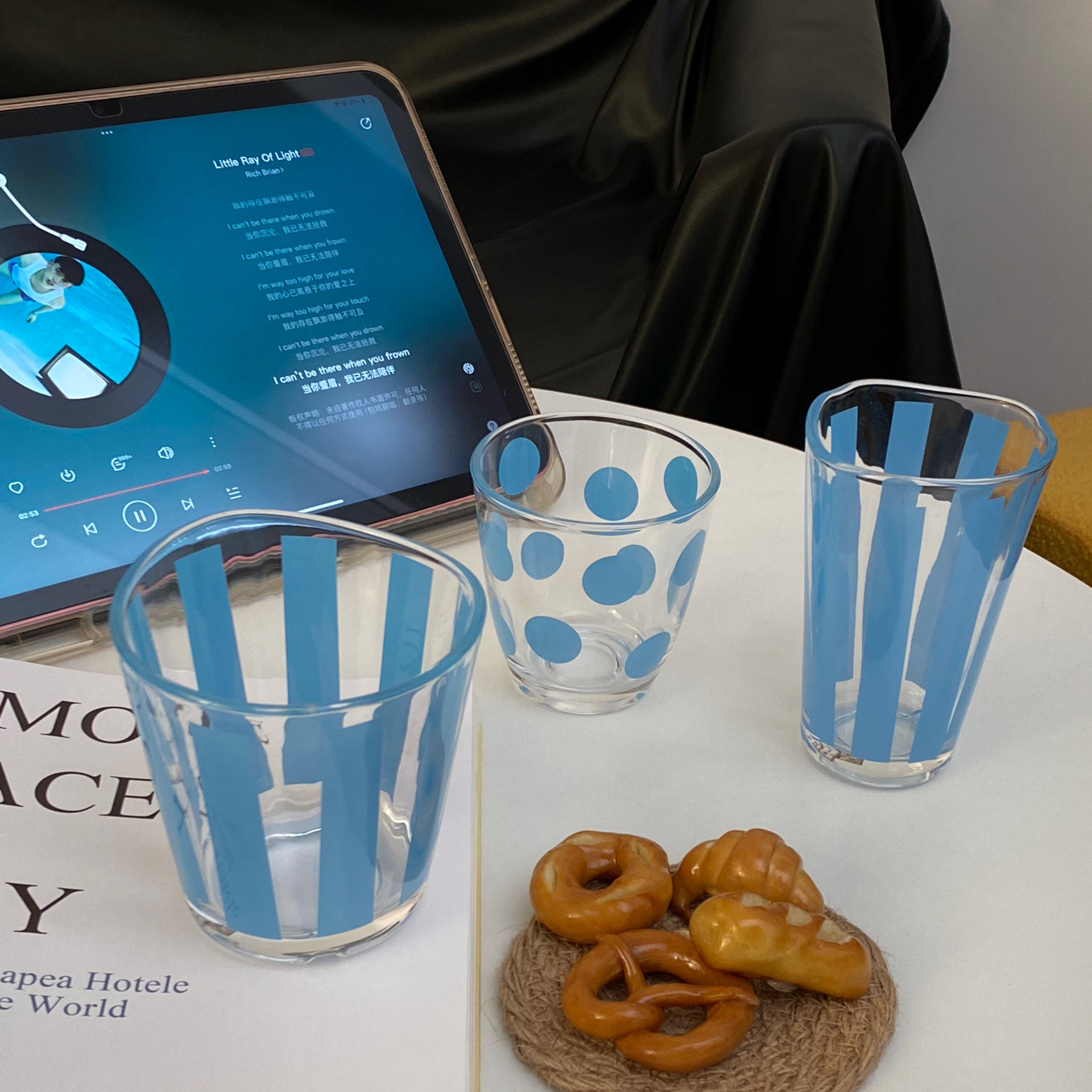 Self-made blue retro glass cups, striped water cups, creative juice cups, glass cups, irregular drinking cups, milk cups full figure