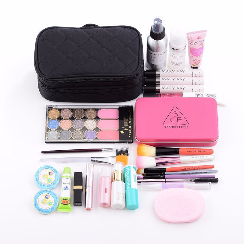 Korean-style makeup bag, portable large-capacity double-layer nylon waterproof hand-held cosmetics storage bag, travel makeup bag Application Scenario