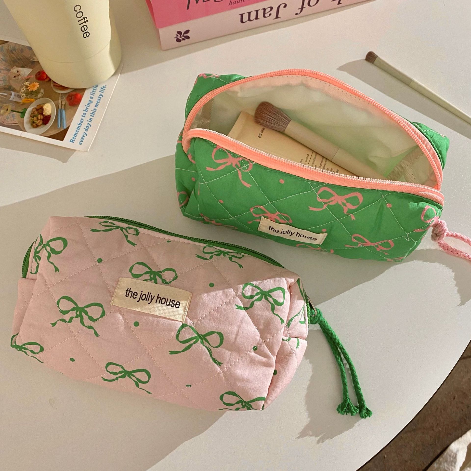 Original ~ Green and pink color contrast bow makeup bag, large-capacity portable student travel toiletry bag storage bag Application Scenario