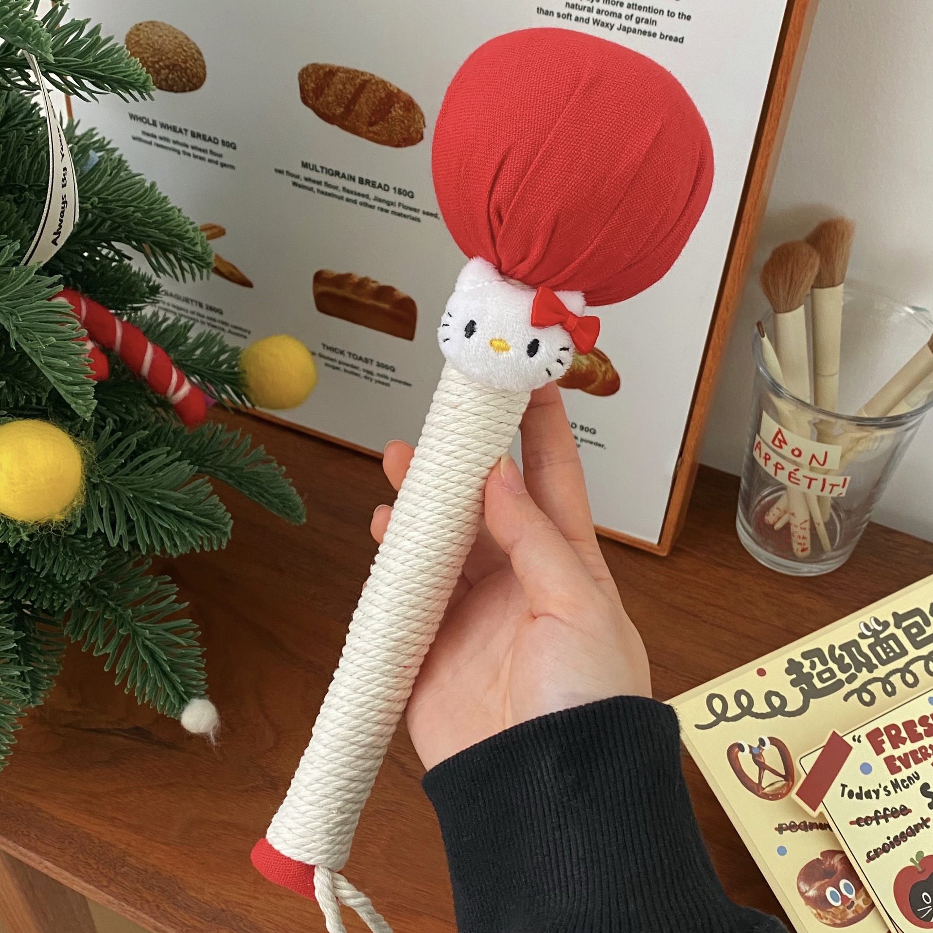 Festive red mugwort hammer, New Year cat pattern household handheld hammer, back massage hammer, leg joint tapping stick Specification drawing