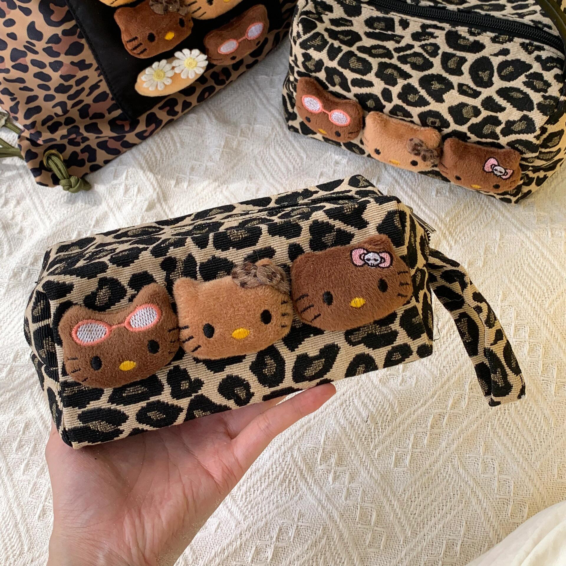 Leopard print black leather cat makeup bag, large-capacity portable commuting and travel handbag for women, skin care and cosmetics storage bag full figure