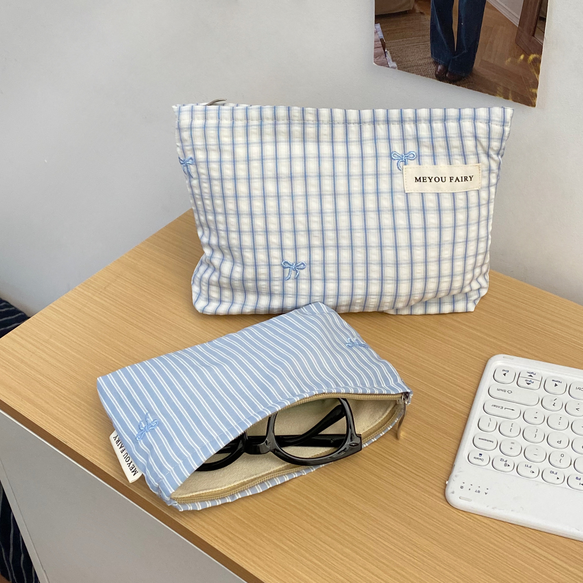 Simple bow storage bag, travel essentials inner bag, touch-up bag, large-capacity portable cosmetics storage bag for women Application Scenario
