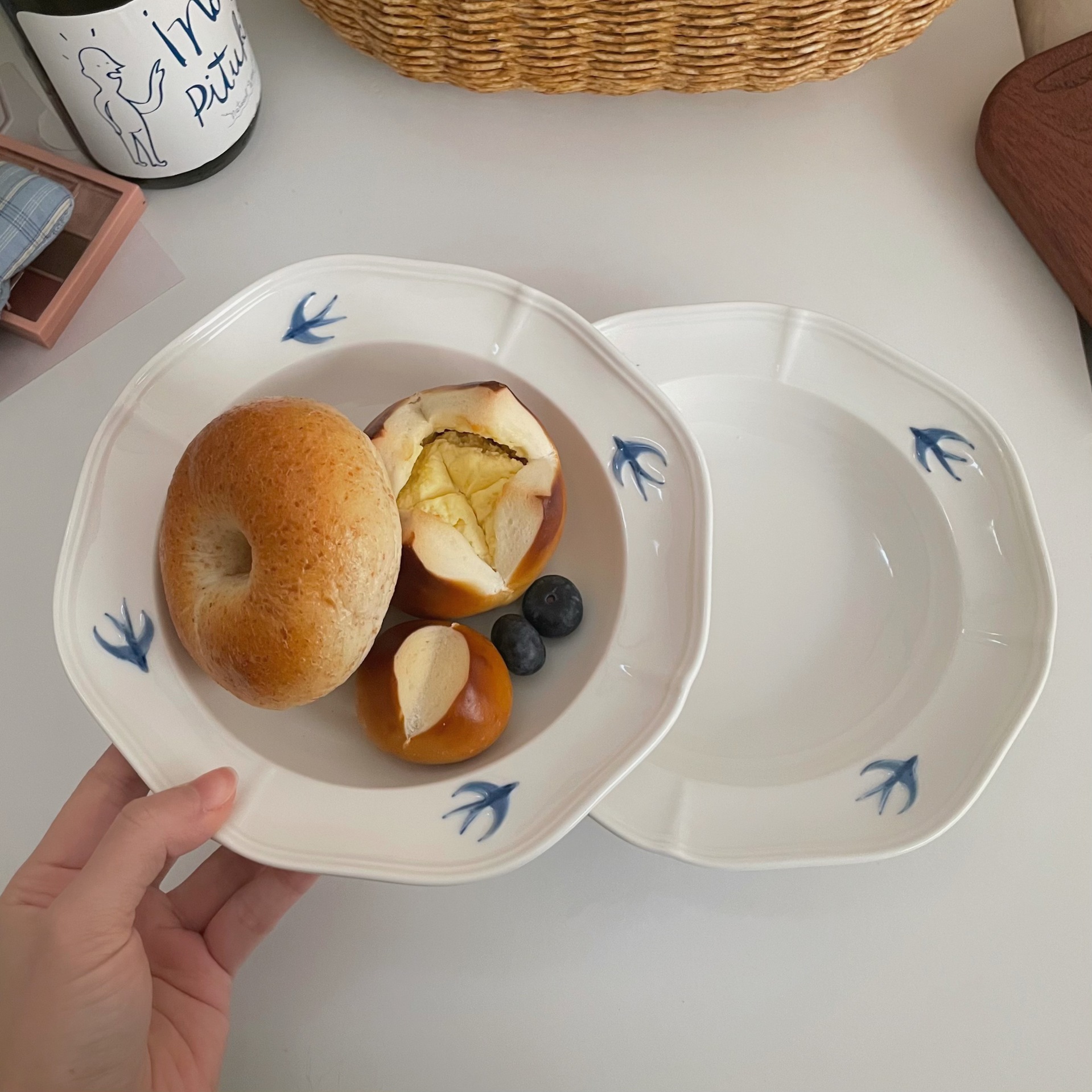 Japanese-style hand-painted swallow plate, the same style as the blogger's Instagram embossed retro home ceramic photo pose dessert cake plate details Picture