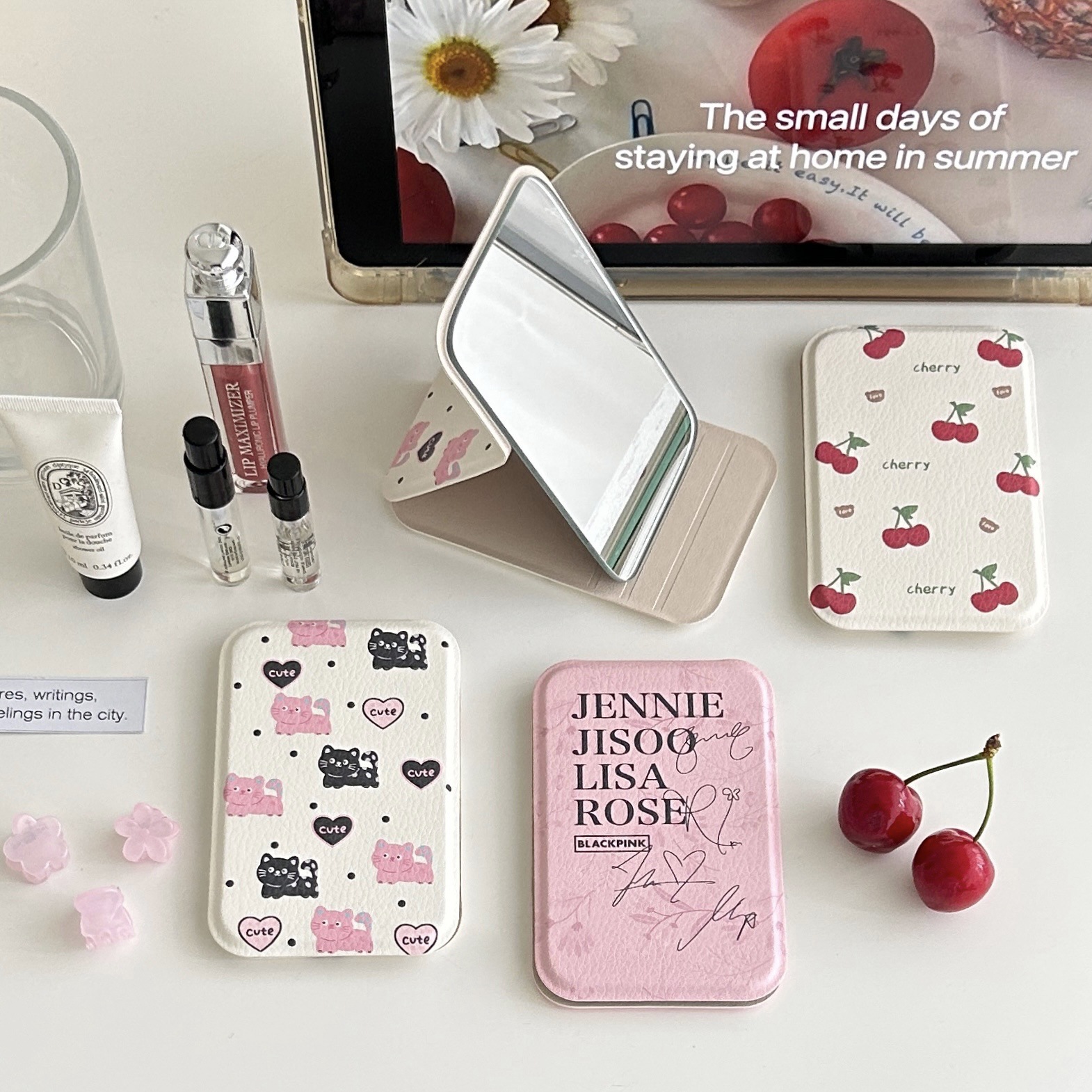 Cute mini folding mirror, girlish heart, portable makeup mirror, portable handheld touch-up mirror, desktop dressing mirror for girls Item Picture