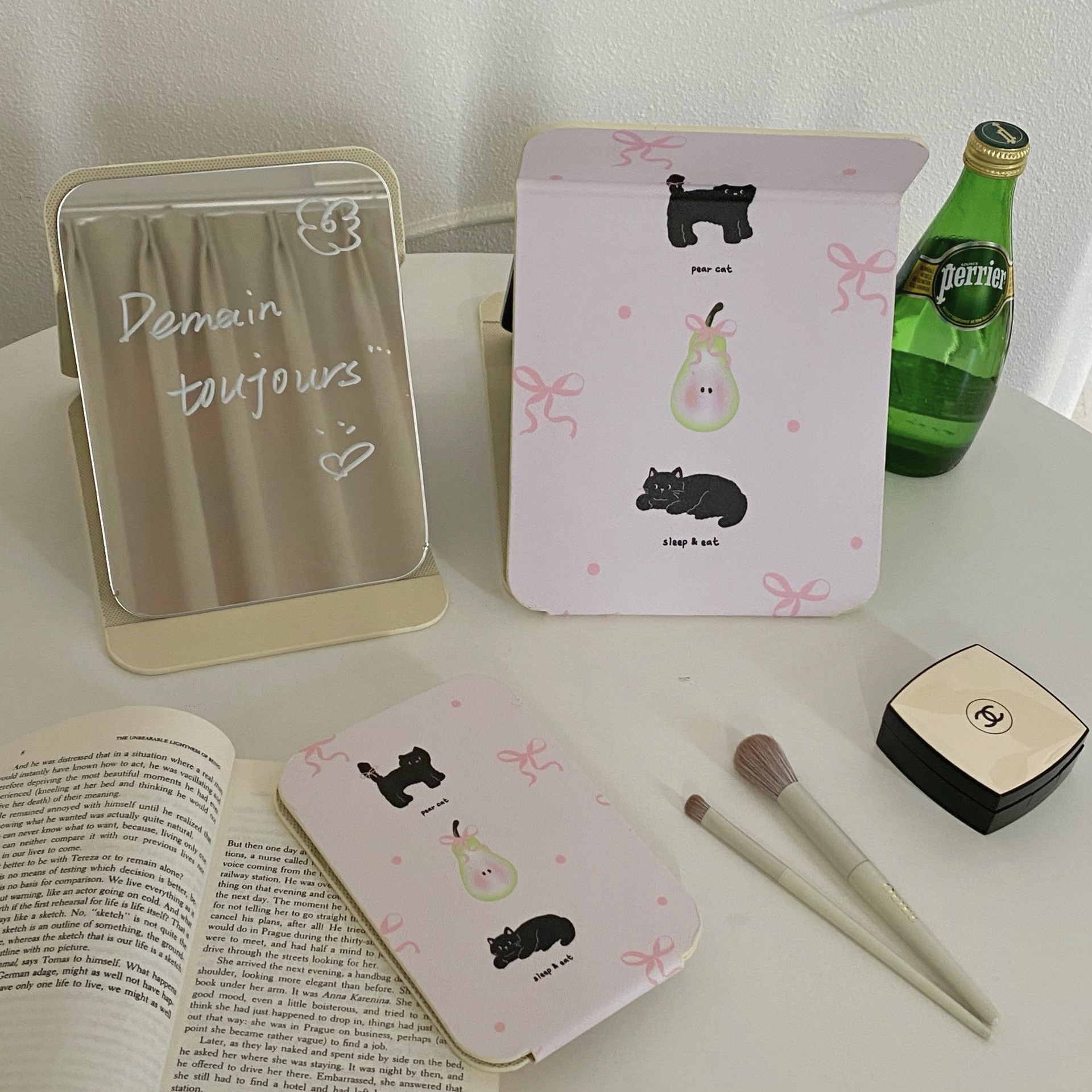 Cat bow folding mirror, ins student dormitory portable mirror, home makeup mirror, table-style dressing mirror, female full figure