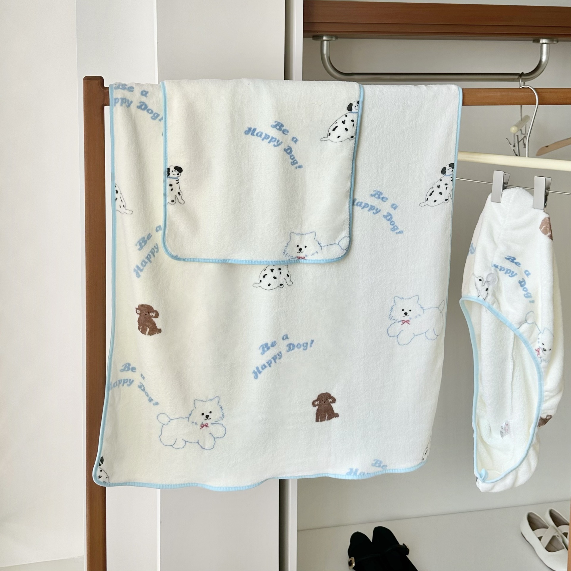 Cartoon dog bath towel, home skin-friendly soft face towel, girls' dormitory quick-drying super absorbent coral fleece bath towel full figure
