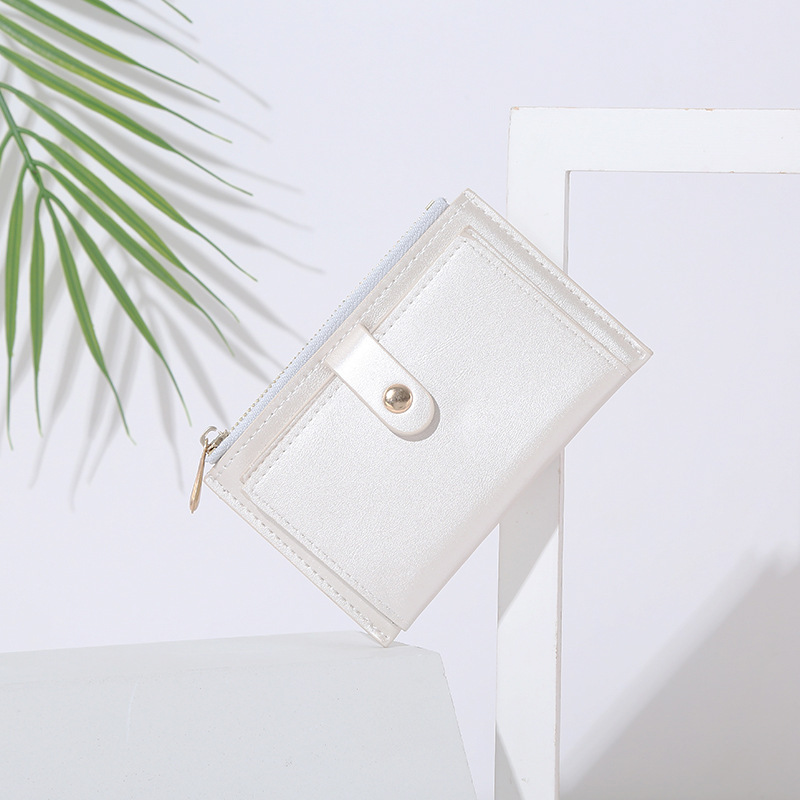 The new 2021 women's wallet is a short wallet with a cute and simple pearlescent design. It is a student coin purse with a niche design for women Application Scenario