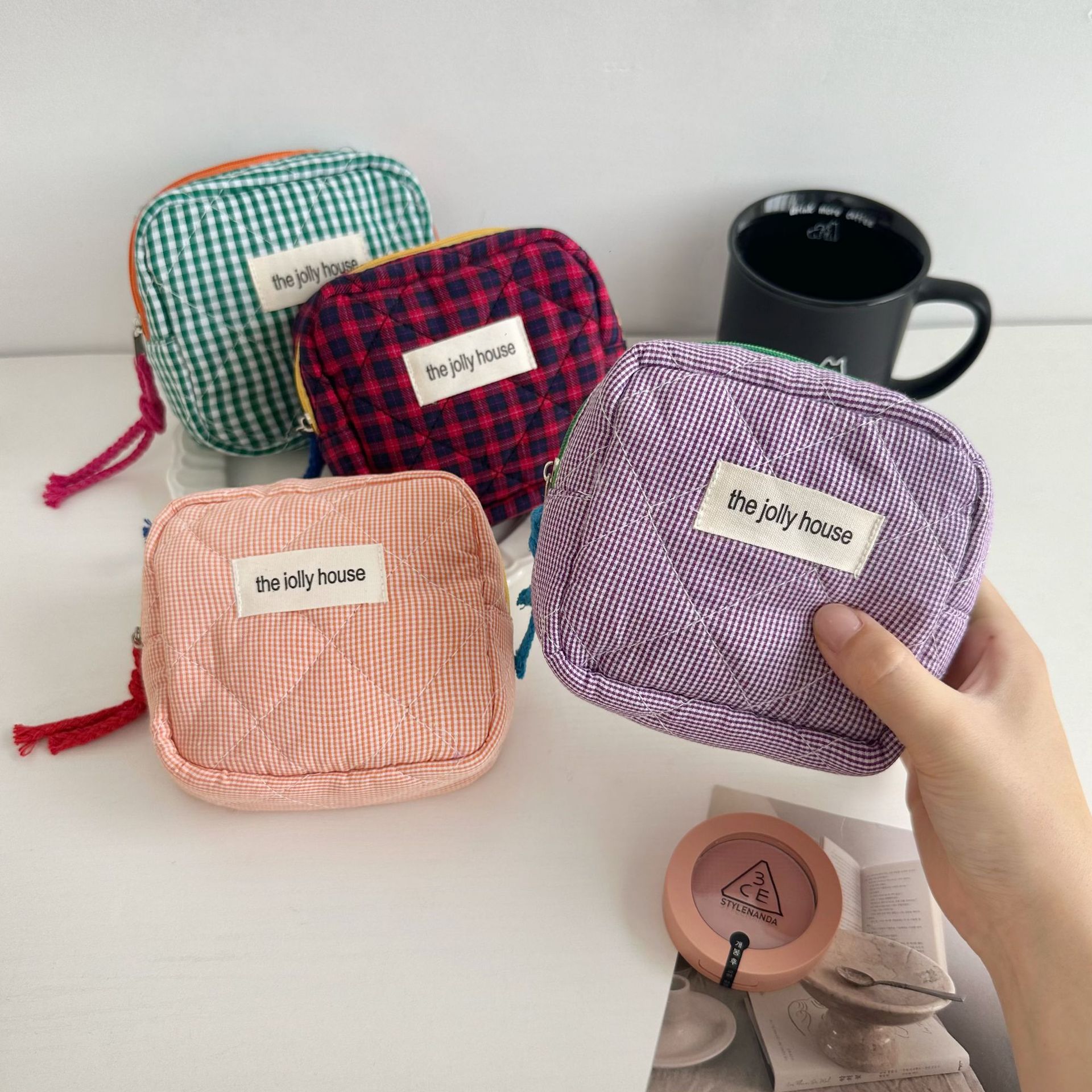 A Korean-style checkered square storage bag with a red envelope opening and compartments, a portable makeup bag, headphones, loose change and tofu bag Specification drawing