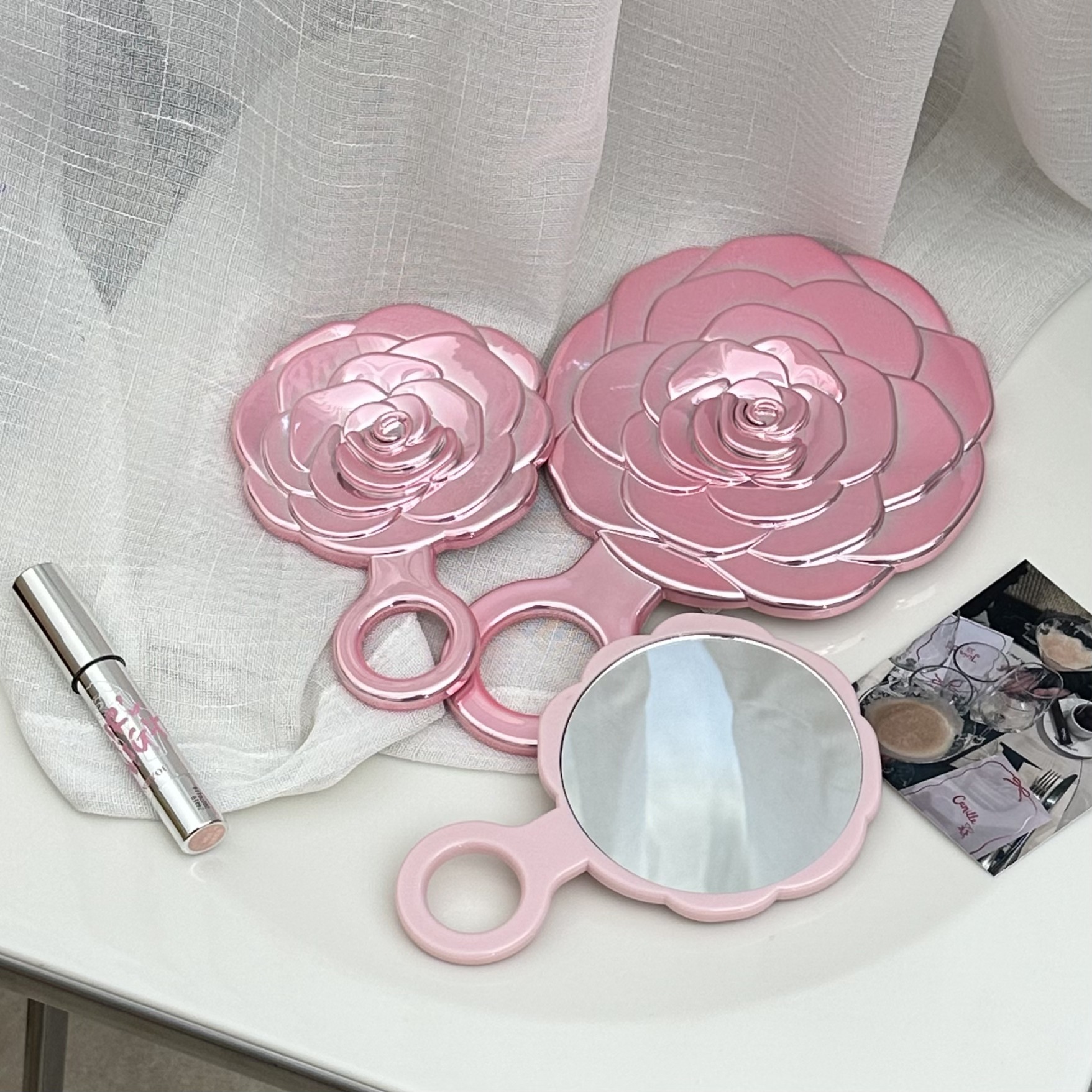 "ins Cute rose-flowered hand-held mirror, student dormitory portable touch-up mirror, makeup mirror, beauty mirror. full figure