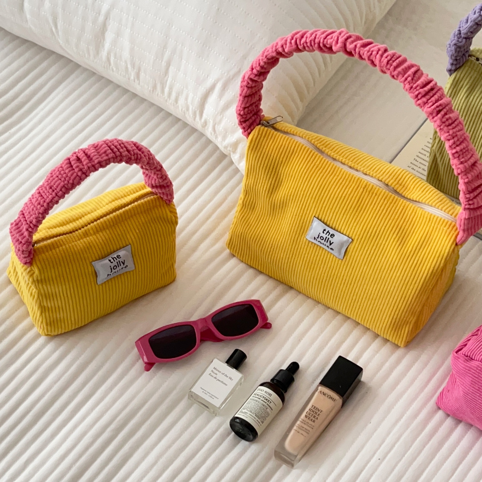 This is an Instagram high-appearance-level cute color-blocking underarm bag that women can carry with them. It has a large capacity for storage and is a casual bag Item Picture