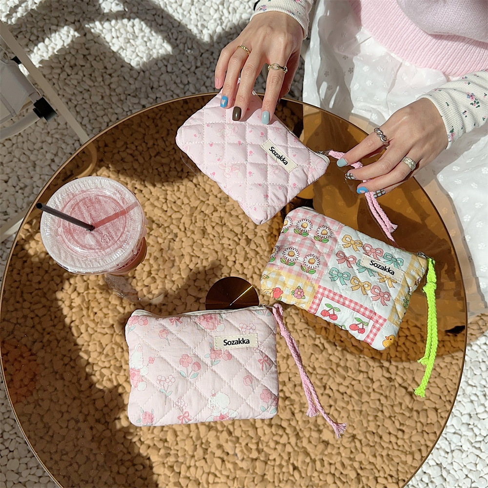 43162 Fresh and delicate floral quilted cotton-padded coin purse, cute mini portable travel port red envelope storage card bag Application Scenario