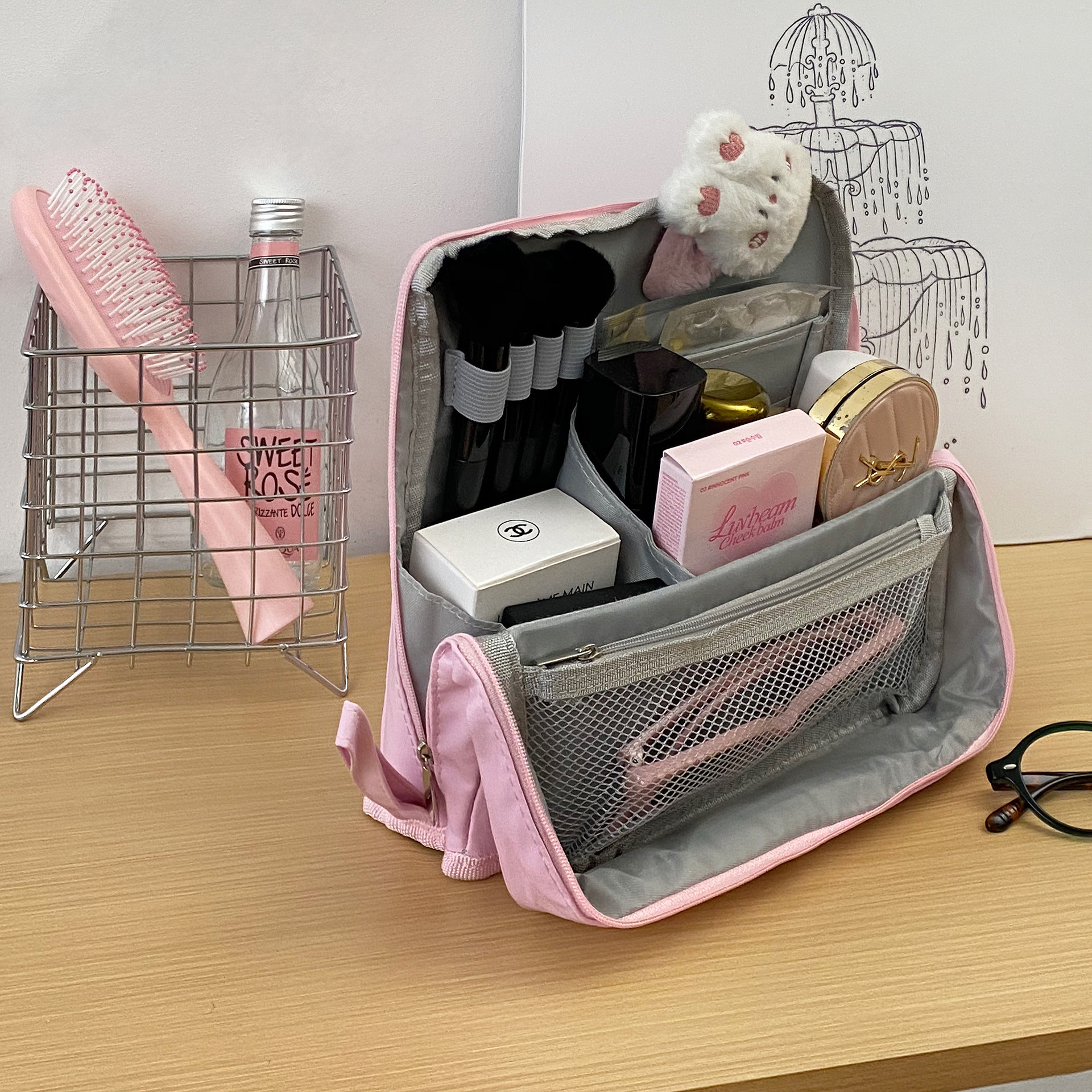 2025 New 3D makeup bag, women's macaron-colored toiletry bag, large-capacity compartmentalized travel storage bag Application Scenario