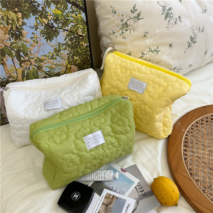 Homemade InS-style candy-colored flower makeup bag, large-capacity skin care product storage bag for girls, portable toiletry bag Specification drawing