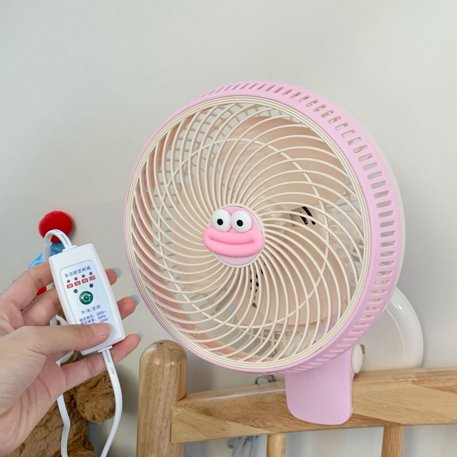 A silent clip-on small bedside fan, 2025 new model for female student dormitories, bedside office desktop oscillating electric fan Application Scenario