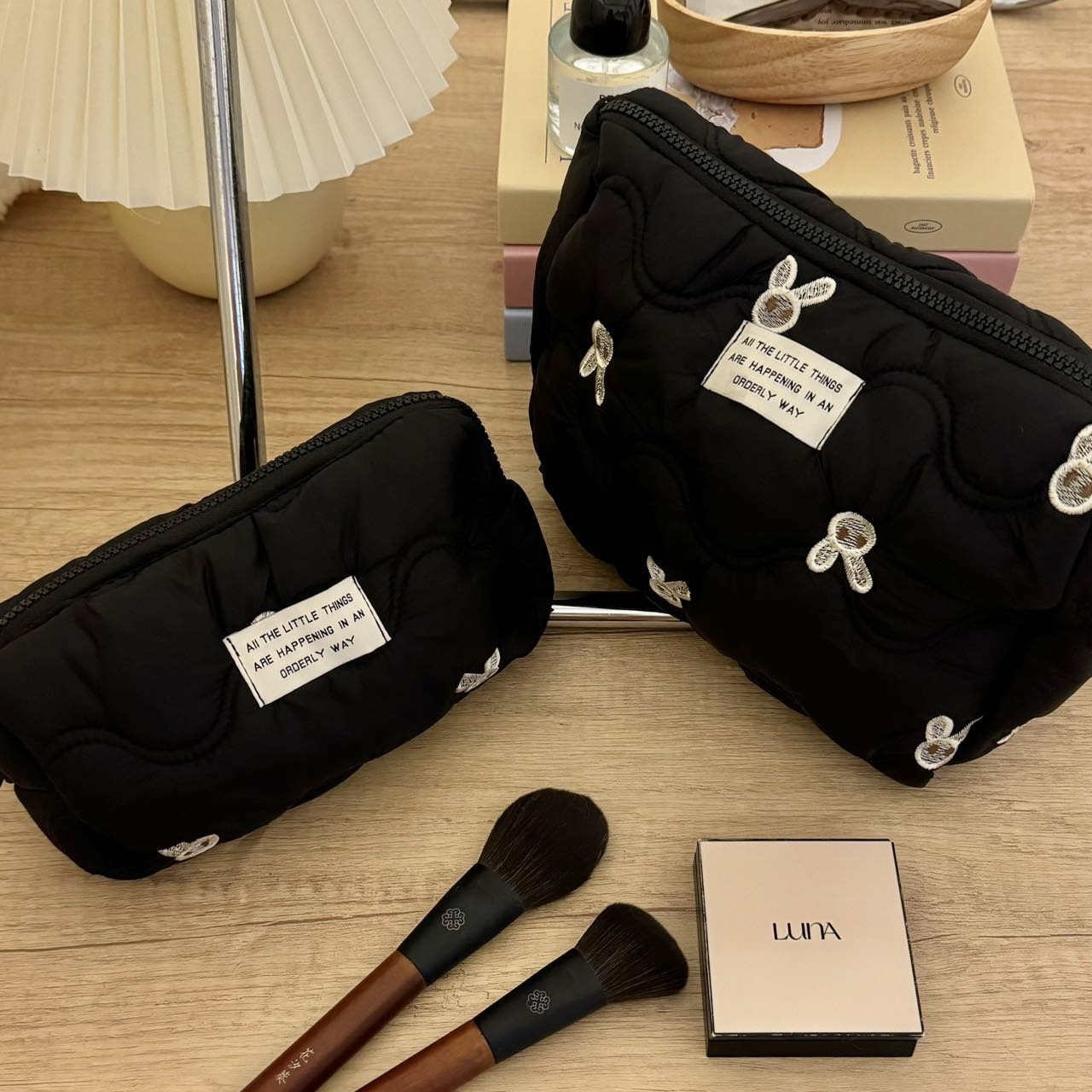 Black embroidered little rabbit makeup bag, high-end and niche storage bag, portable large-capacity travel cosmetics and toiletries bag Specification drawing