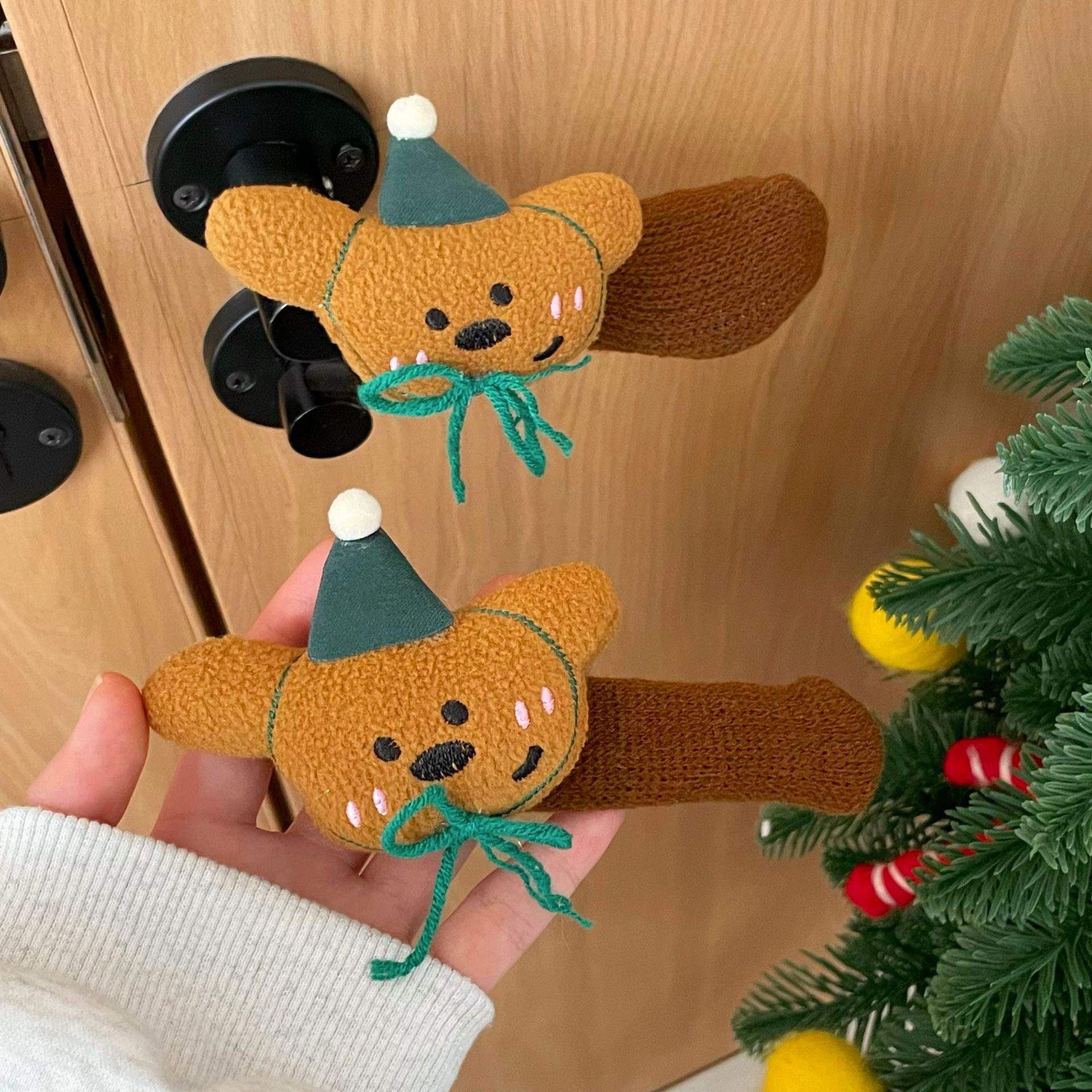 Green hat, cute cat door handle protective cover, anti-collision and anti-static for children's room, bedroom room decoration handle full figure