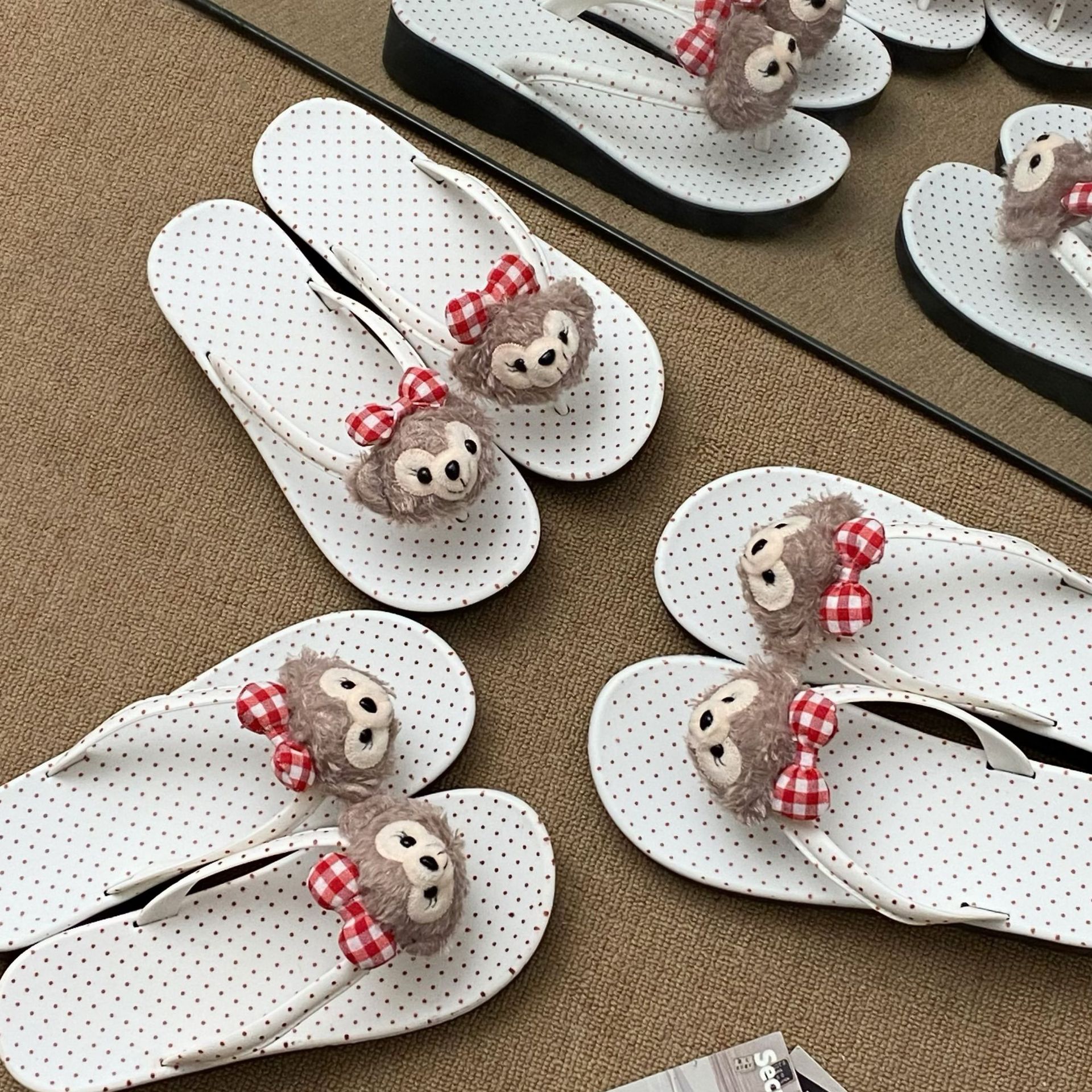 Cartoon Shirley Rose Chevron slippers for women's summer outerwear, soft-soled versatile, height-increasing polka dot thick-soled slippers, beach slippers full figure