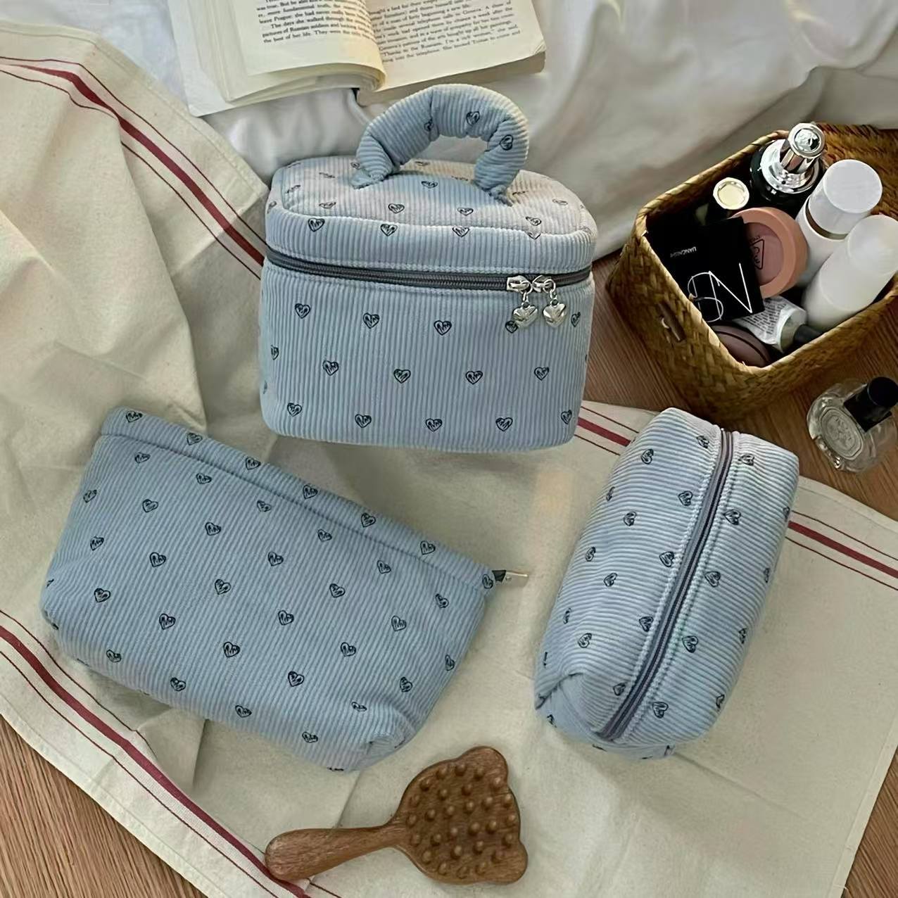 Ins-style corduroy heart-shaped cosmetic bag for women, large-capacity high-end hand-held cosmetic bag, cosmetic storage bag details Picture