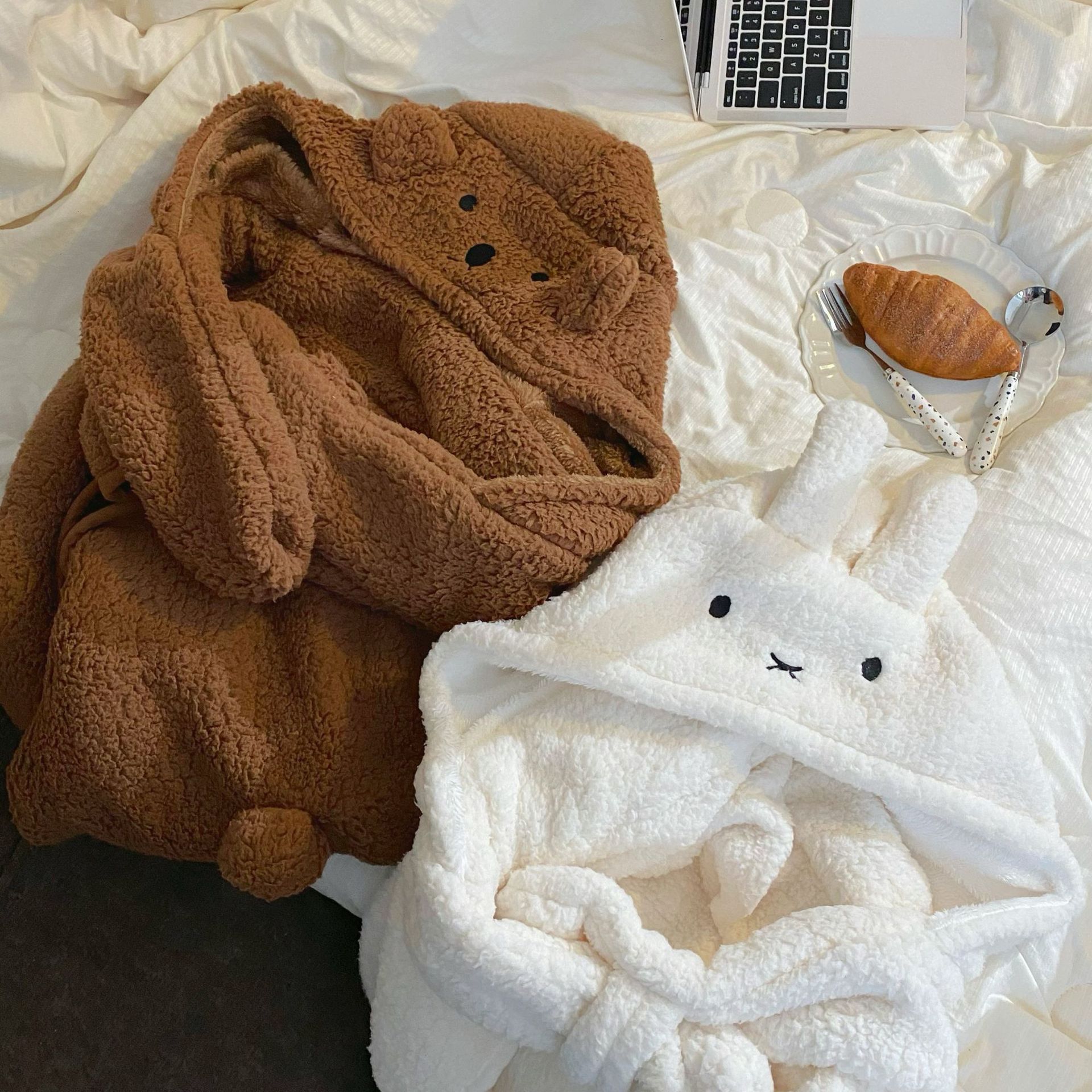 Original design 2024 new thickened warm blanket, cute cartoon bear shawl, hat, nap blanket for children Specification drawing