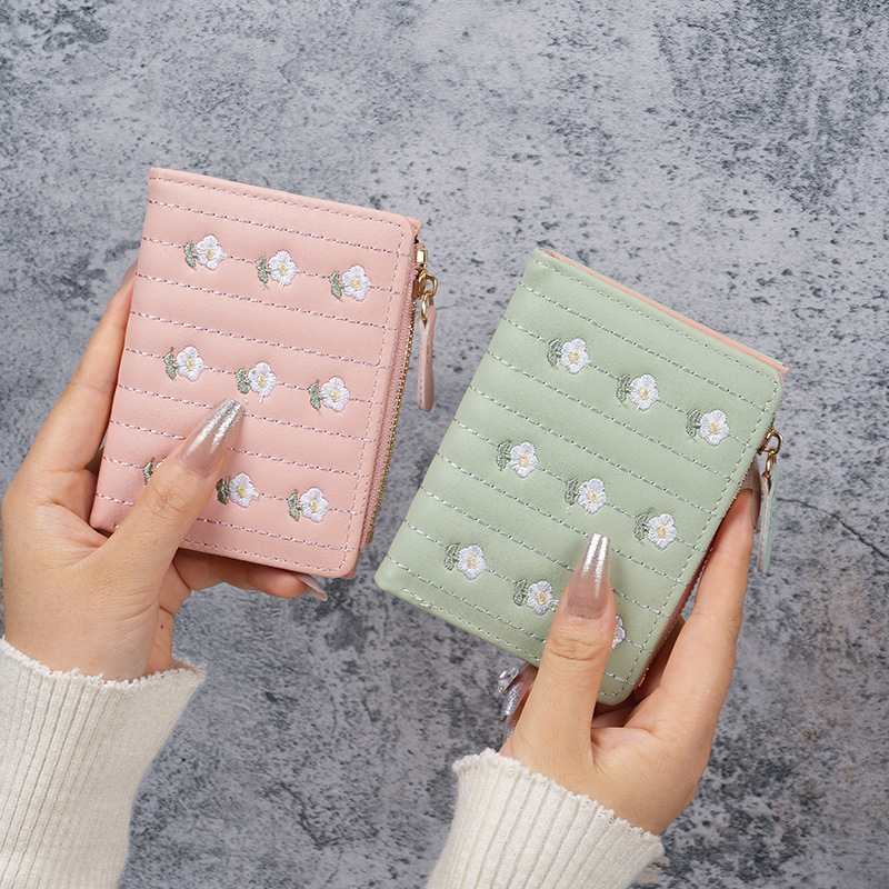 New fashionable Korean-style cute embroidered ladies' wallet wholesale, simple and short 20% off loose change card wallet Application Scenario