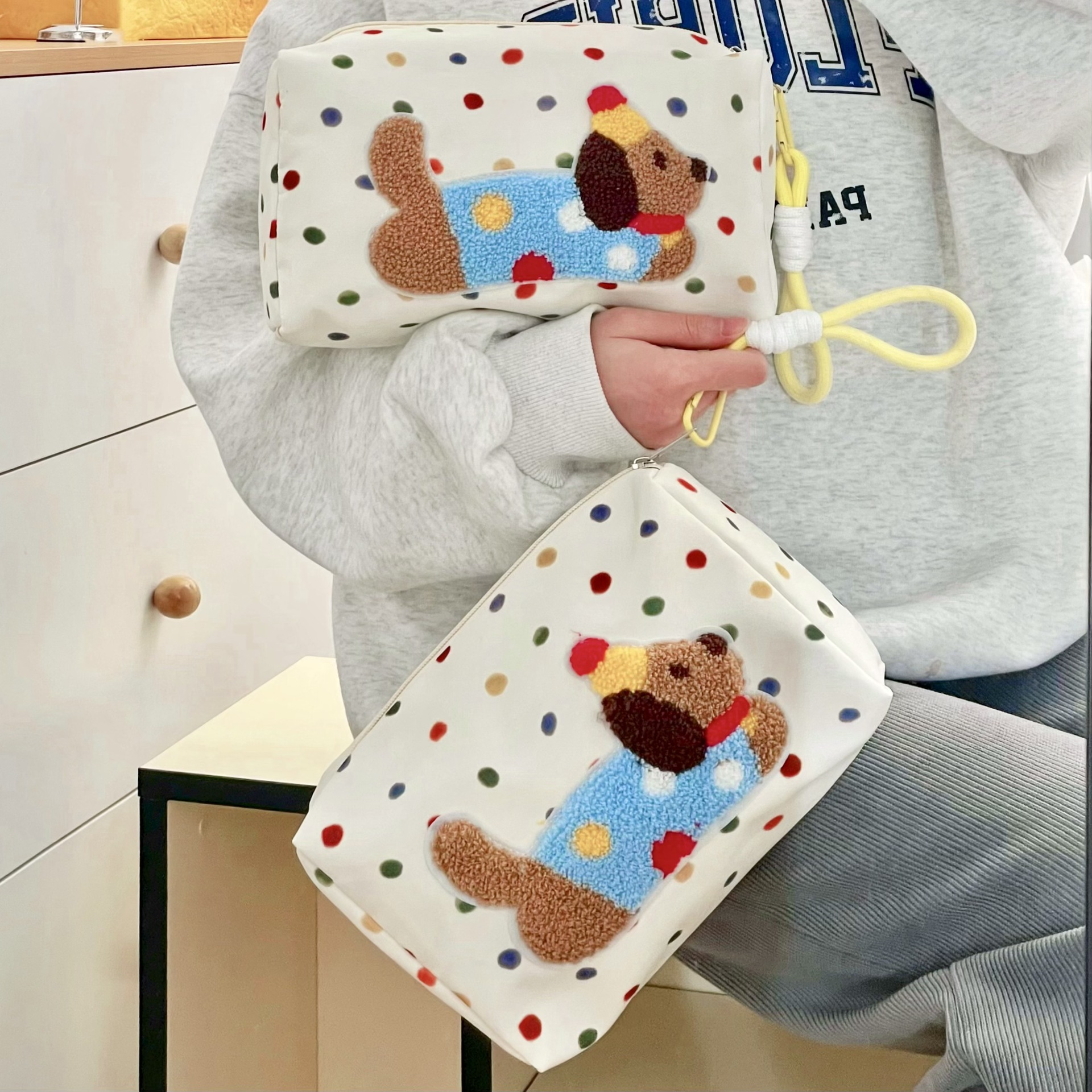 Polka dot Dachshund makeup bag for women, large-capacity portable high-end skin care product storage bag, hand-carry travel toiletries bag details Picture